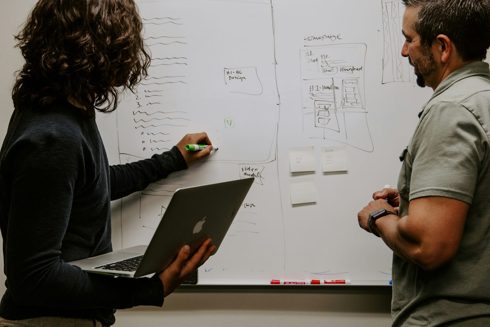 Analistas trabajando en documentación técnica y BPMN